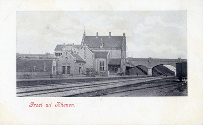 11902 Gezicht op het station van de H.IJ.S.M. (Hollandsche IJzeren Spoorweg-Maatschappij) te Rhenen, met rechts het ...